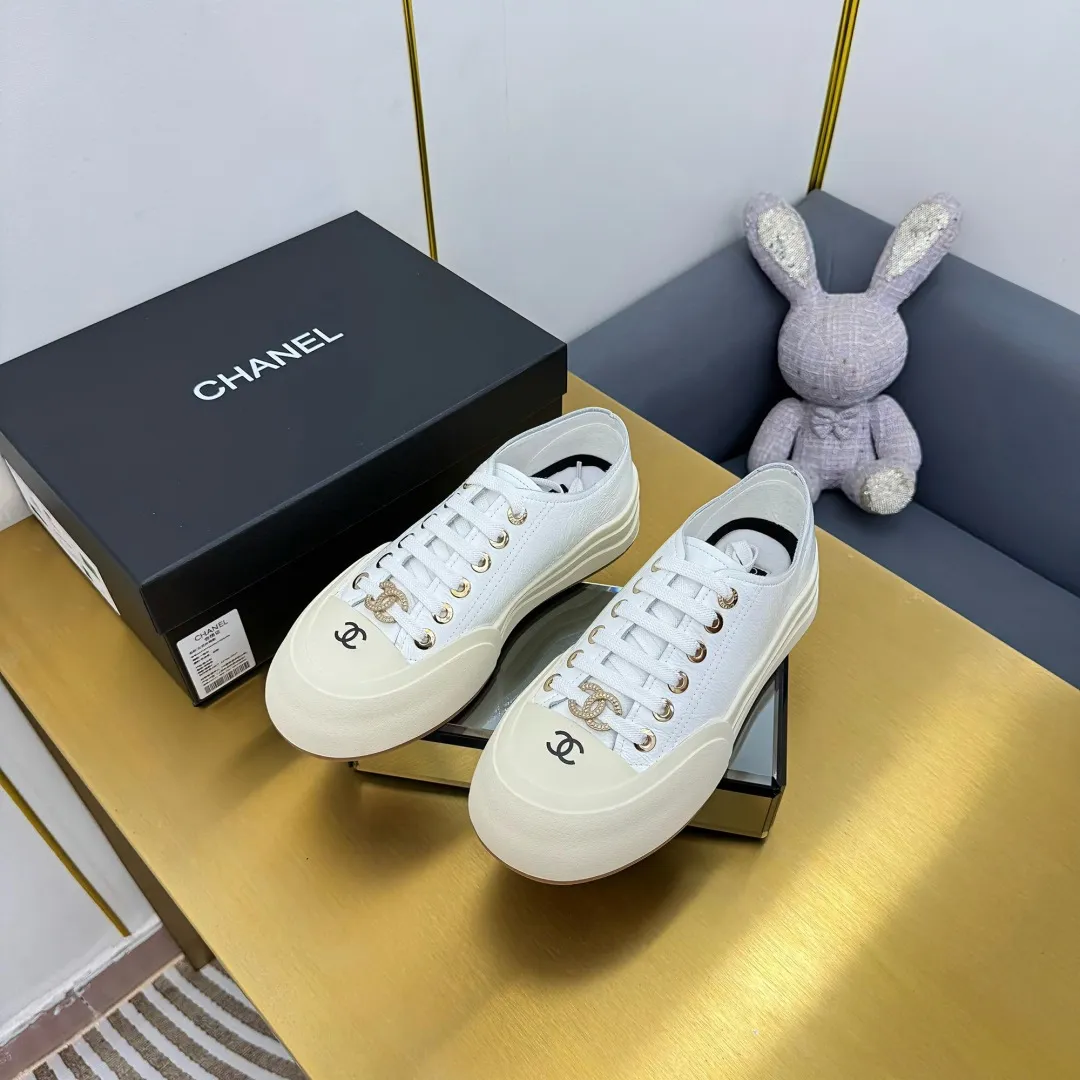 👟👟Ex-factory price 560👟👟 Top version, original quality! ! ! Chanel Chanel - 2025 biscuit shoes, the top casual sports shoes in the counter, this classic design; the upper is electro-embroidered with a variety of craftsmanship; the outsole is fashionable and sporty; the extraordinary inclusion of a variety of color elements... The diversified mix and match is very good-looking and versatile, casual, fashionable, sports, and outdoor can be taken into account... ꫛꫀꪝ Go➫ Material: ❶Upper: Original first-layer cowhide ❷Inner: Sheepskin ❸Outsole is based on: original TPU combination outsole, full set of boutique packaging for women 35–41 👉